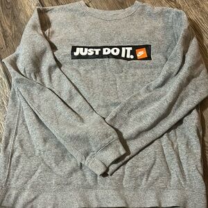 Nike Gray sweatshirt 
Size L